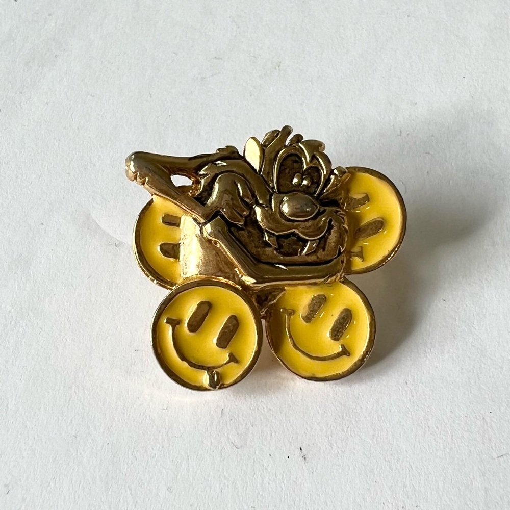 Vintage Tasmanian Devil Pin Warner Bros 1996 Smiley Face Gold Tone Collectible